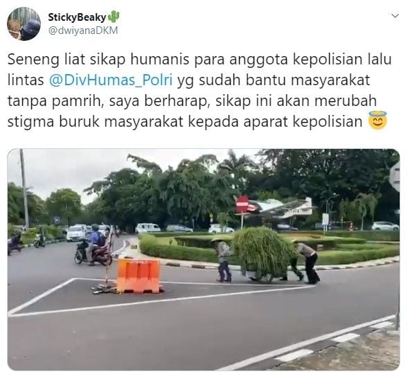 Polantas bantu dorong gerobak (Twitter/dwiyanadkm)