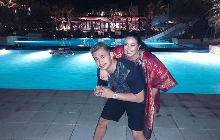 Ajun Perwira dan istri, Jennifer Jill Supit. [Instagram]