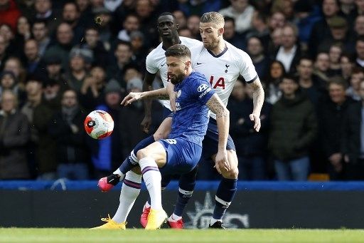 Pemain Chelsea Olivier Giroud berebut bola dengan pemain Tottenham Hotspur dalam pertandingan Liga Inggris yang berlangsung di Stamford Bridge, Sabtu (22/2/2020). [AFP]