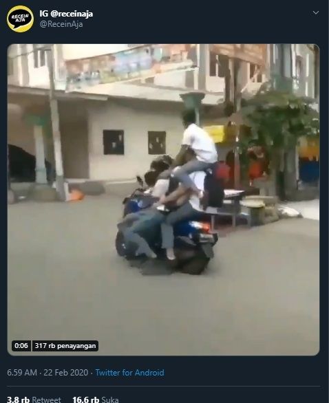 Viral video pemotor bonceng lima. Tangkapan layar (twitter.com/ReceinAja)