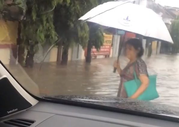 Kondisi banjir yang diunggah Vicky Prasetyo [Instagram]