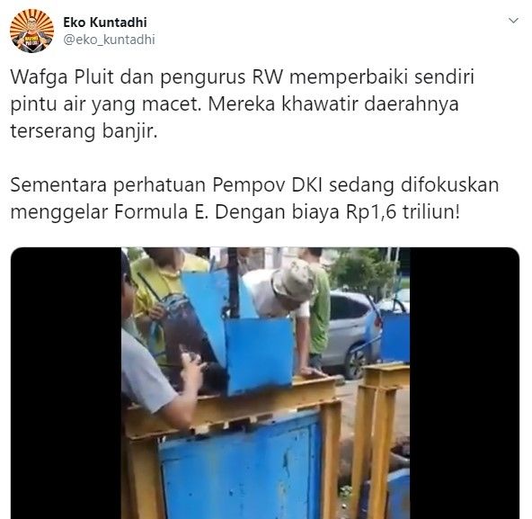 Warga Pluit gotong royong perbaiki pintu air yang macet (Twitter/eko_kuntadhi)