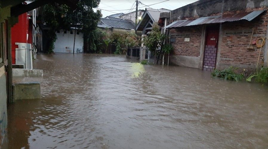 Taman Setia Mekar Bekasi Terendam Banjir Hingga Satu Meter. (Suara.com/Dini Afrianti Efendi)