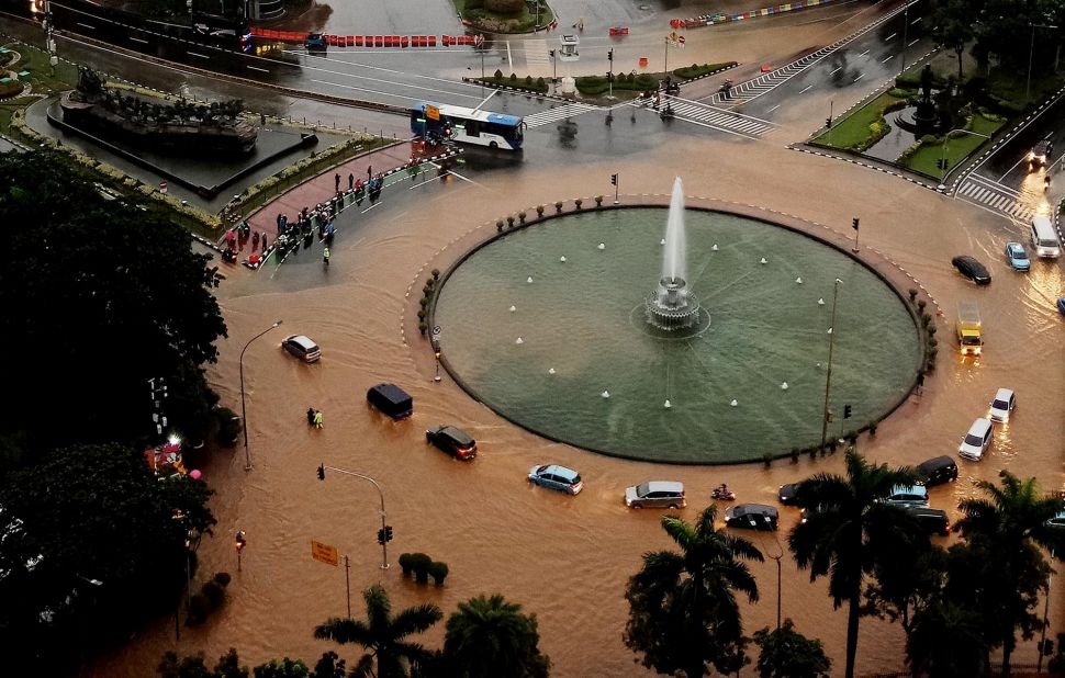 Suasana sejumlah kendaraan melintasi banjir yang menggenangi kawasan Bundaran Bank Indonesia di Jakarta Pusat, Selasa (25/2) pagi. [ANTARA FOTO/Winda Wahyu Fariansih]