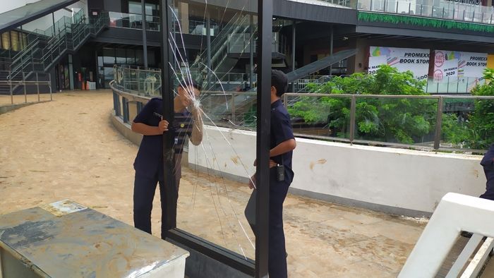 Sejumlah warga Cakung Jakarta Timur menggeruduk Kantor Pemasaran AEON Mall, Jakarta Garden City (JGC), Selasa (25/2/2020). Aksi tersebut dilakukan lantaran bangun mall tersebut diduga menjadi penyebab terjadinya banjir. [Suara.com/Stephanus Aranditio]