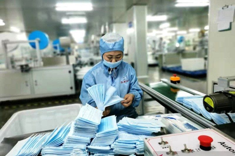  Karyawan pabrik masker di Changyuan, Provinsi Henan, memeriksa hasil pekerjaannya di tengah tingginya permintaan masker di China selama berjangkitnya wabah COVID-19. (ANTARA/HO-ChinaDaily/mii)