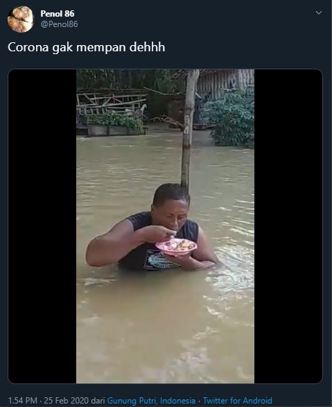 Pria Makan di Tengah Banjir. Tangkapan layar (twitter.com/Penol86)