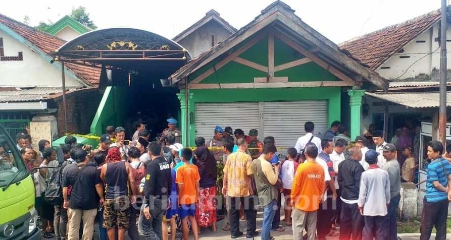 Fadilah, ibu berusia 47 tahun warga Ganting, Kecamatan Gedangan, Sidoarjo, Jawa Timur, ditemukan tewas mandi darah di dalam rumahnya. [beritajatim]