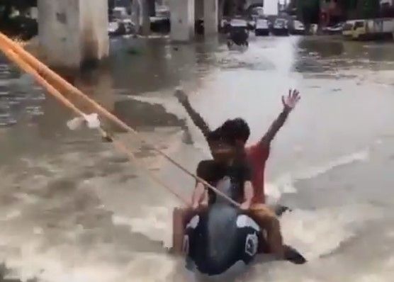 Warga bermain banana boat di genangan banjir Jakarta (Twitter/ambarwatirexy)