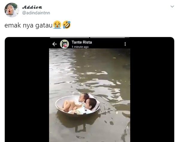 Aksi dua bocah tiduran santai di wajan di tengah banjir (Twitter/adindaintann)