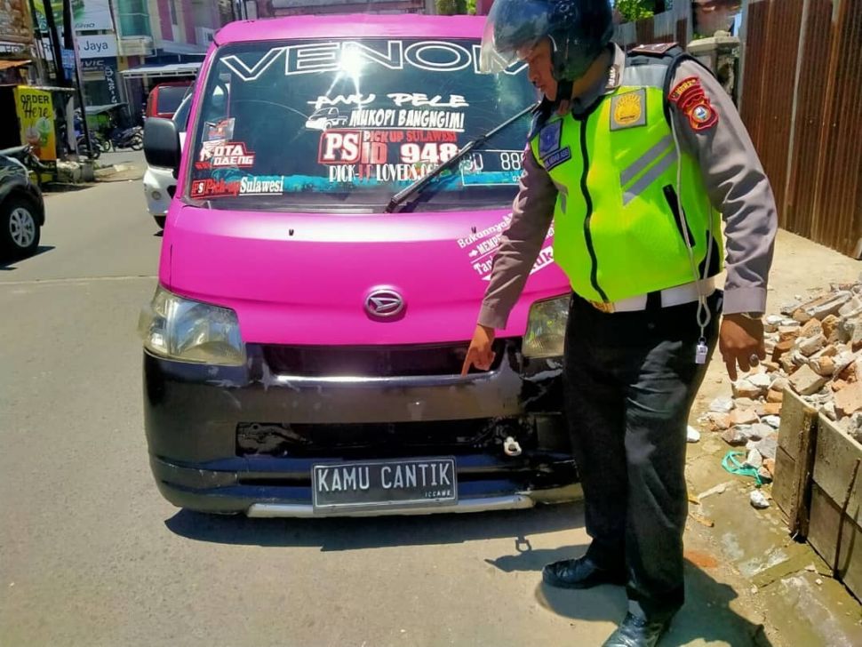 Gara-gara menggunakan plat nomor palsu bertuliskan “Kamu Cantik”, pengemudi mobil di Kabupaten Gowa, ditilang aparat Satuan Lalu Lintas Polres Gowa, Rabu (26/2/2020). [Makassar Terkini]