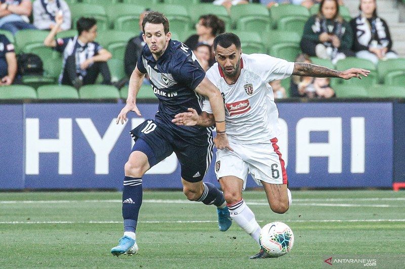 Pesepak bola Bali United Brwa Nouri (kanan) berebut bola dengan pesepak bola Melbourne Victory Robbie Kruse pada pertandingan babak penyisihan Liga Champions Asia 2020 di Stadion Aami Park, Melbourne, Australia, Selasa (21/1/2020). Bali United kalah dari Melbourne Victory dengan skor 0-5. ANTARA FOTO/Erwin Prasetyo/wsj.