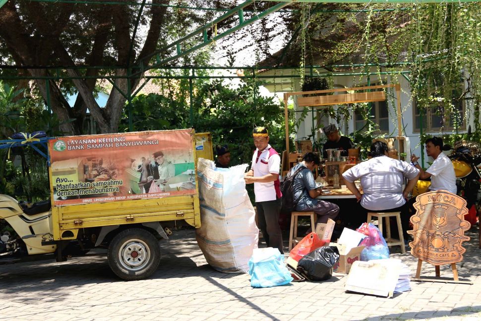Unik, di Warung Kopi Ini Ngopi Bisa Bayar Pakai Sampah Bagian 2