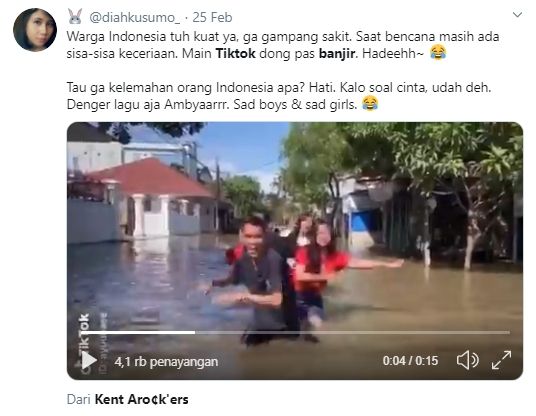 Warga Jakarta main Tiktok saat banjir melanda pada Selasa (25/02/2020).