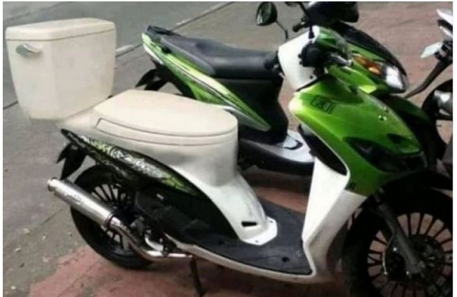 Yamaha Mio dengan jok sepeda motor mirip toilet plus flusher [screenshot Instagram @f***yourbike***ks].