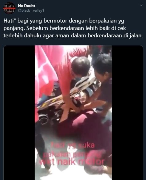 Pakaiannya Terlilit Roda Motor, Emak-Emak Terjungkal Cium Aspal. Tangkapan layar (twitter.com/black__valley1)