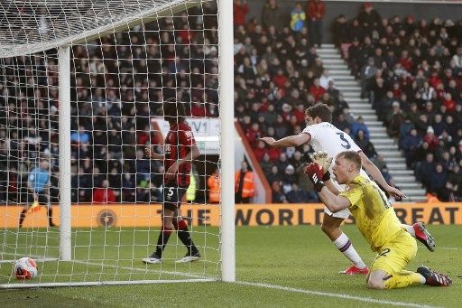 Reaksi kiper Bournemouth Aaron Ramsdale (kanan) setelah gawangnya dibobol oleh Marcos Alonso saat laga Liga Inggris di Vitality Stadium. Adrian DENNIS / AFP