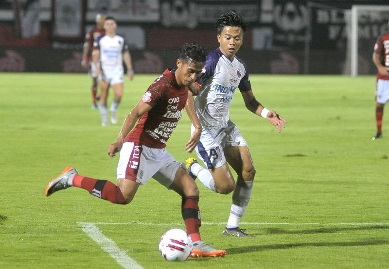 Pemain Bali United, Sidik Saimima (kiri) berusaha mengumpan bola ke rekannya dengan dibayangi pemain Persita Tangerang, Edo Febriansyah dalam pertandingan Liga 1 2020 di Stadion Kapten I Wayan Dipta, Gianyar, Bali, Minggu (1/3/2020) malam WIB. ANTARA FOTO/Fikri Yusuf