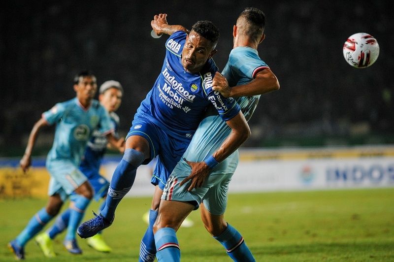 Penyerang Persib Bandung, Wander Luiz (kiri) berusaha melewati pemain Persela Lamongan, Jasmin Mecinovic pada pertandingan pekan pertama Liga 1 2020 di Stadion Si Jalak Harupat, Bandung, Jawa Barat, Minggu (1/3/2020) malam. [ANTARA FOTO/Raisan Al Farisi]