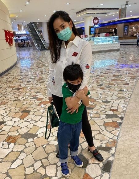 Nagita Slavina dan putranya, Rafathar memakai masker di mal [Instagram]