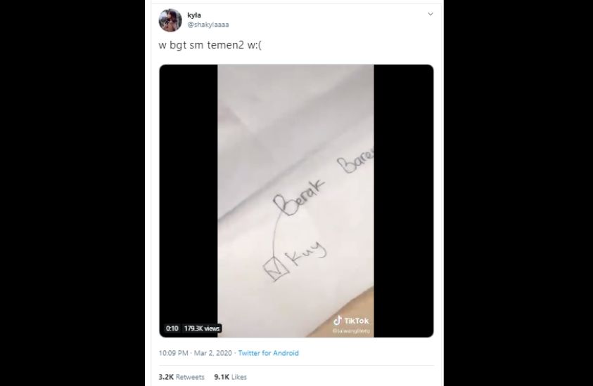 Cewek ajak temannya ke toilet bareng pakai surat. (Twitter/@shakylaaaa)