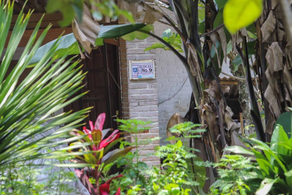Nomor rumah pasien positif Corona di Depok, Jawa Barat, Selasa (3/3). [Suara.com/Alfian Winanto]
