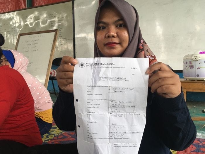 Setidaknya, hal itulah yang dirasakan Arlini Aprilia (27) dan Dini Yulianti (23), dua buruh perempuan yang bekerja di pabrik PT Aplen Food Industry. [Suara.com/Yacub]
