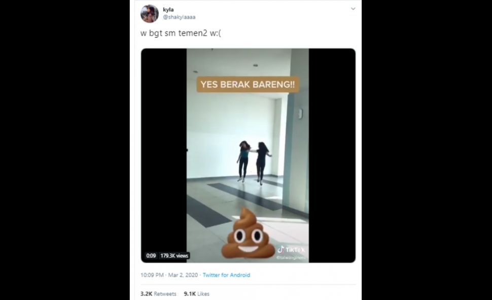 Cewek ajak temannya ke toilet bareng pakai surat. (Twitter/@shakylaaaa)