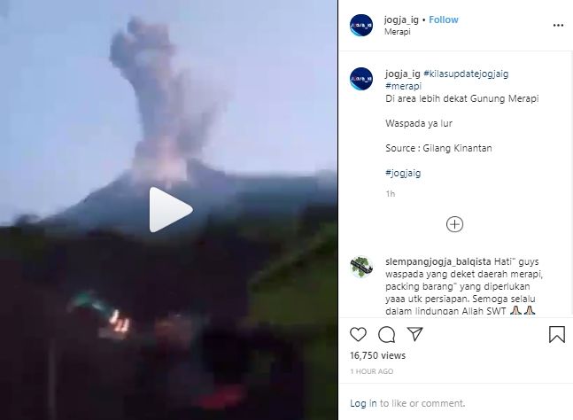 Gunung Merapi mengeluarkan asap tinggi disertai kilatan (Instagram).