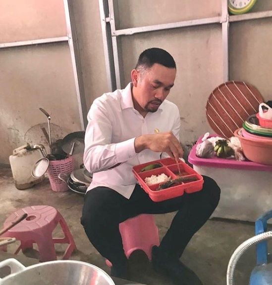 Crazy Rich Tanjung Priok, Ahmad Sahroni saat makan di dapur Lapas Perempuan Taman Sari, Yogyakarta. [@ahmadsahroni88 / Instagram]