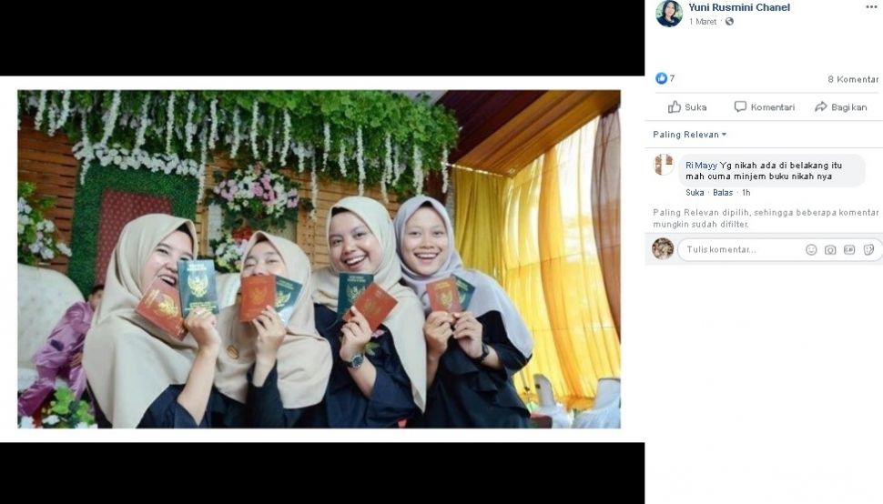 Ibu nikah bareng tiga anaknya. (Facebook/Yuni Rusmini Chanel)