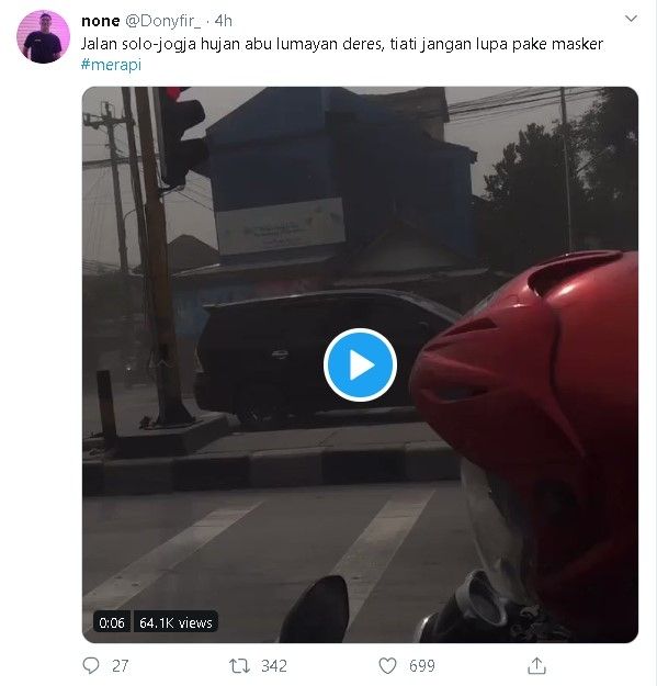 Hujan abu di Kartasura, Sukoharjo, pascaerupsi Merapi, Selasa (3/3/2020). - (Twitter/@Donyfir_)