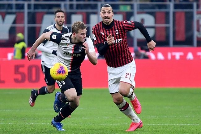 Bek Juventus Matthijs de Ligt berebut bola dengan striker AC MIlan Zlatan Ibrahimovic di ajang Coppa Italia. (Foto: AFP)