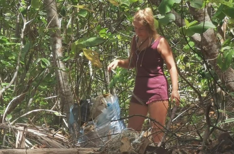 Turis Jerman bersihkan pantai di Pulau Tioman saat liburan (facebook.com/Ong Peng Hong)