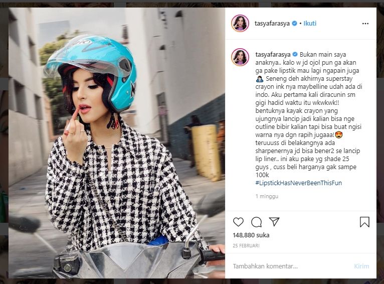 Tasya Farasya naik motor sambil pakai lipstik. (Instagram/@tasyafarasya)