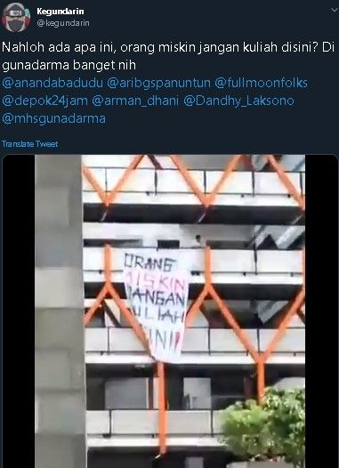 Spanduk "Orang Miskin Jangan Kuliah di Sini". (Twitter)