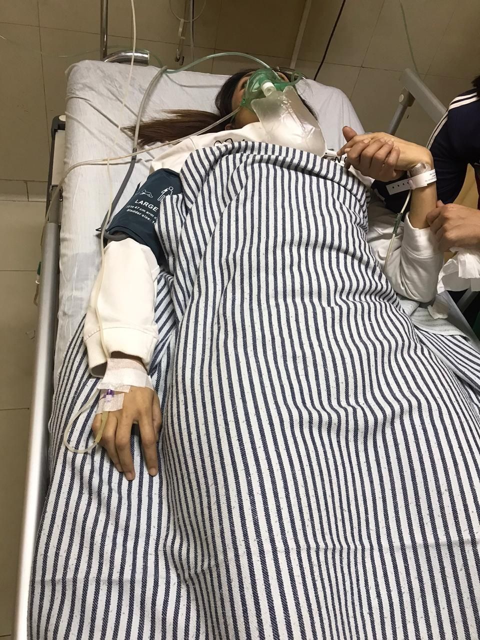 Aida Saskia saat dirawat di rumah sakit usai pingsan di dalam pesawat [dok.pribadi]