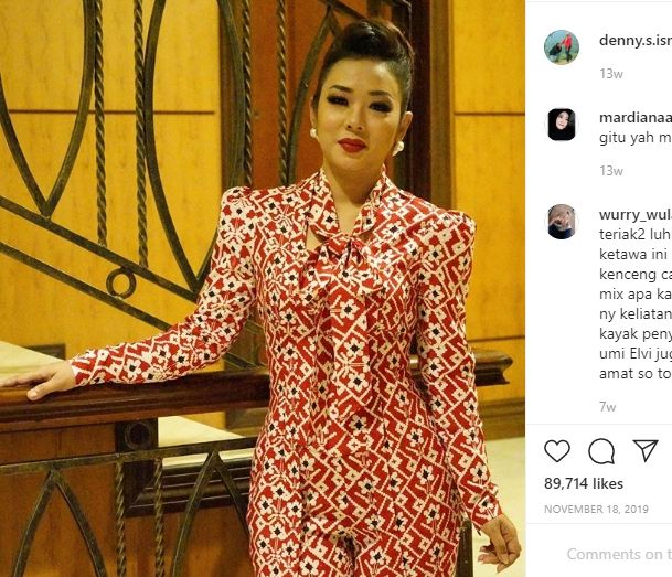 Foto cantik Soimah yang masuk bursa bakal calon bupati dan wakil bupati di Pilkada Bantul 2020. [@showimah / Instagram]