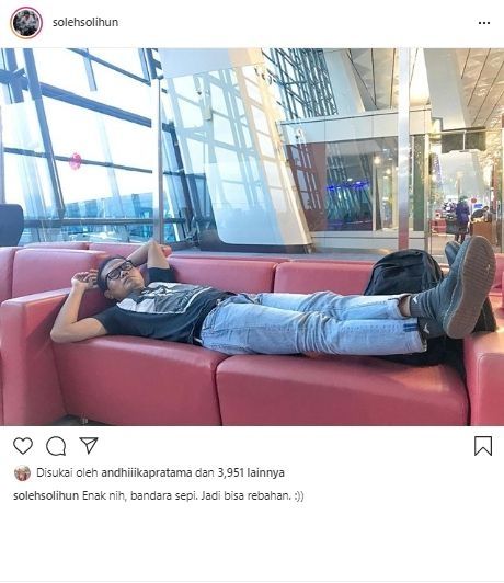 Soleh Solihun rebahan di Bandara Soekarno Hatta. (Dok. Instagram/Soleh Solihun)