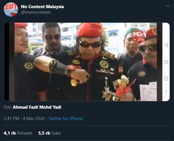 Dikasih Clip On, Pria Ini Malah Memasangnya di Telinga. Tangkapan layar (twitter.com/mynocontext)