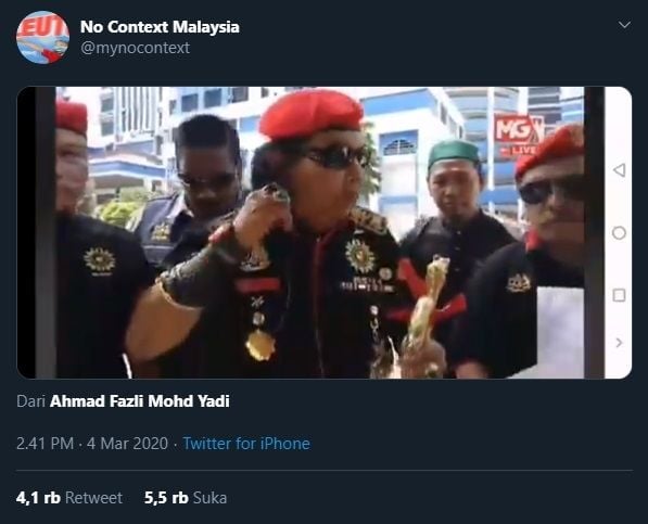 Dikasih Clip On, Pria Ini Malah Memasangnya di Telinga. Tangkapan layar (twitter.com/mynocontext)