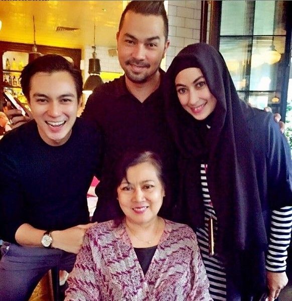 Baim Wong bersama sang ibu, Kartini Martaatmadja (depan). [Instagram]