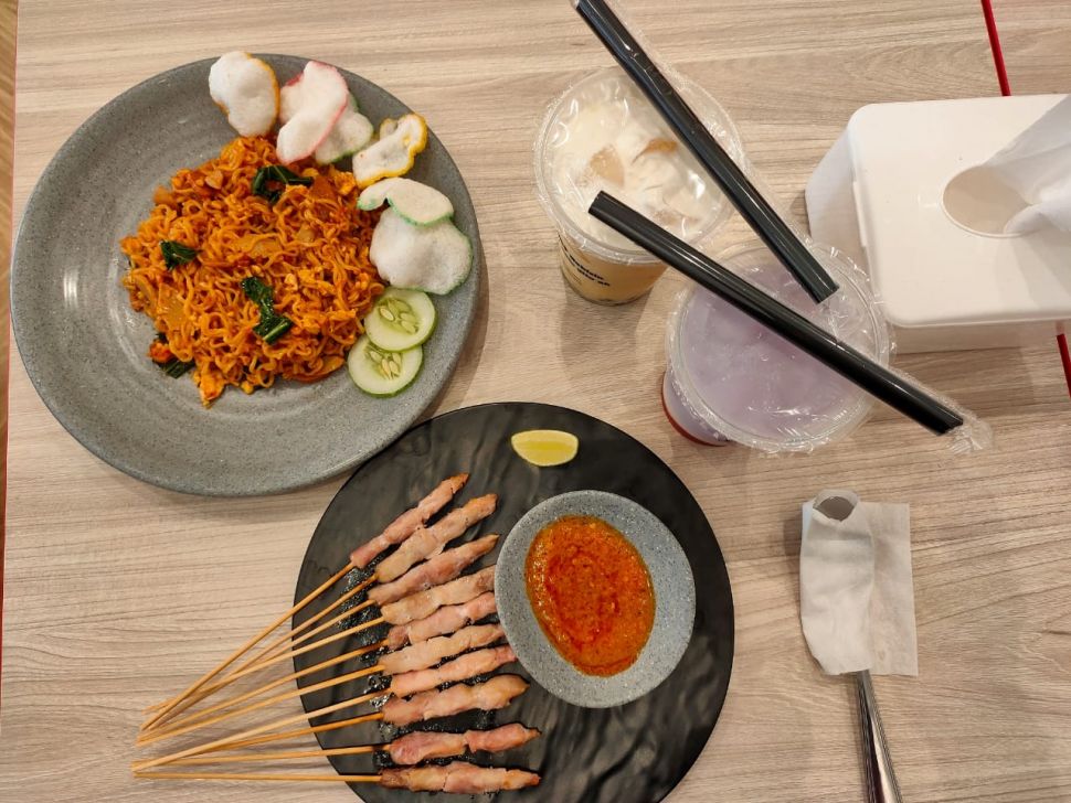 Waroong Retjeh sajikan pengalaman dan menu makan unik serta kekinian. (Suara.com/Frieda Isyana)