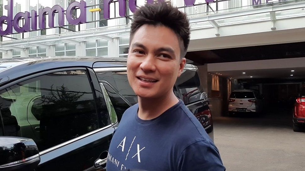 Baim Wong sebelum mengantarkan jenazah sang ibu ke pemakaman. (Suara.com/Ismail)