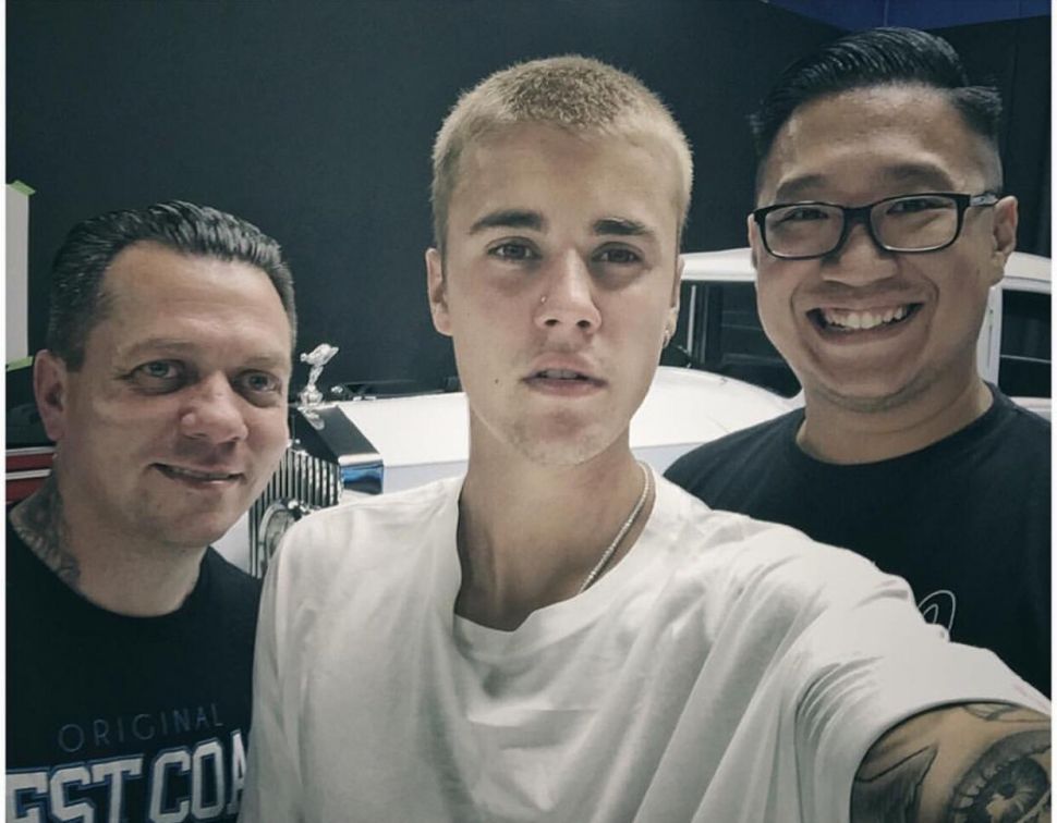 Musa Tjahjono, Head Designer West Coast Customs berfoto bersama Justin Bieber (tengah) dan Ryan Friedlinghaus, pendiri West Coast Customs. [Dok Musa Tjahjono]