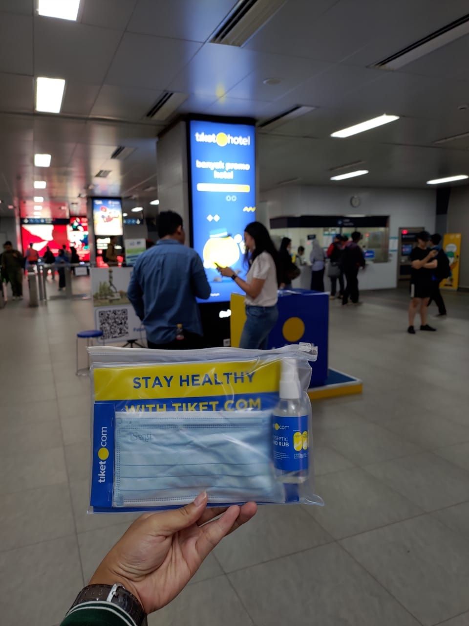 pembagian health pack di stasiun MRT (Dok. Tiket.com)