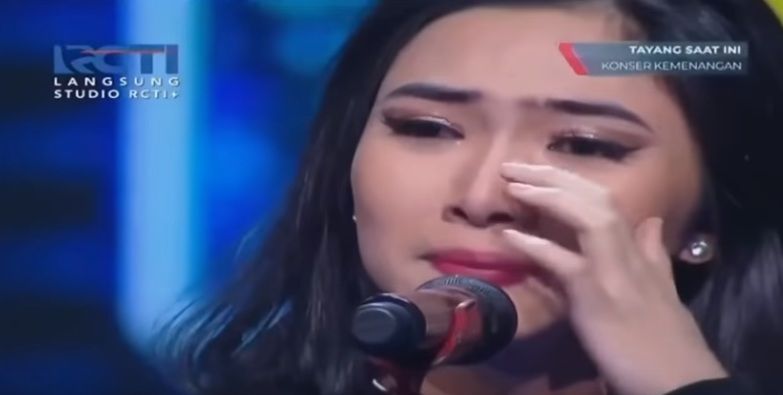 Isyana Sarasvati menangis di panggung Indonesian Idol X [Youtube]