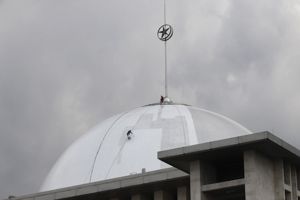 Aksi Tukang  Cat  Mengecat Kubah Masjid Istiqal dengan 