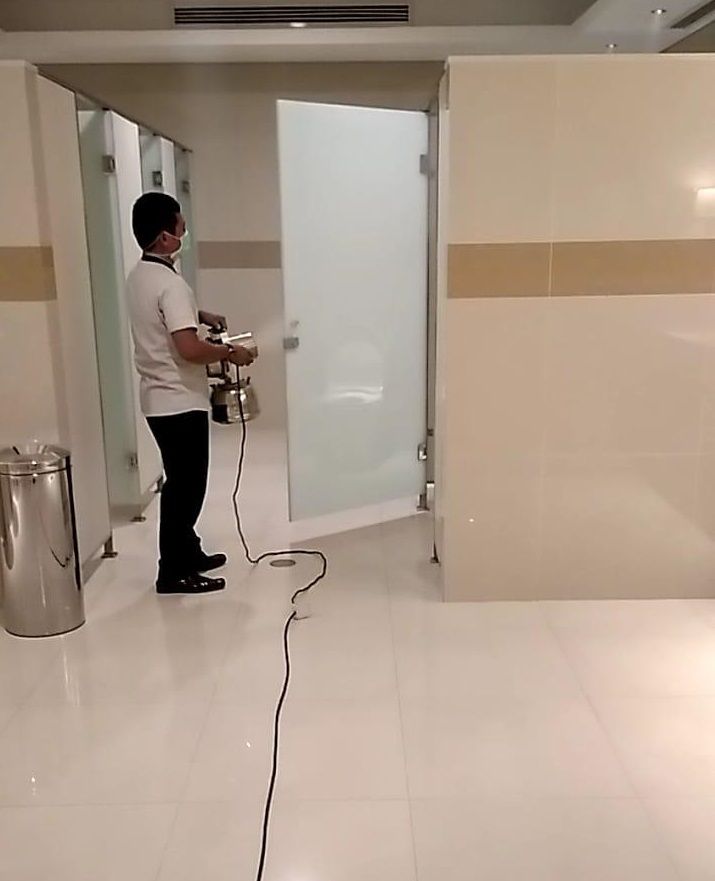 Toilet di sebuah bioskop di Indonesia disemprotkan cairan disinfektan. [istimewa]