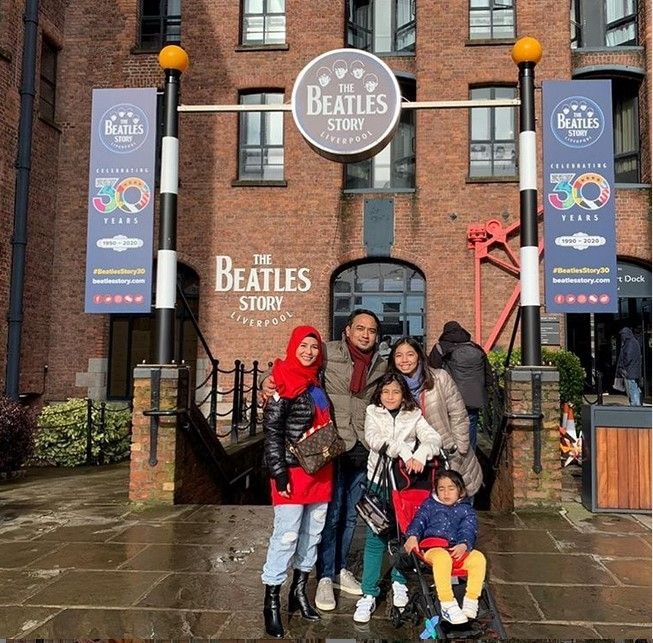 Bebi Romeo dan Meisya Siregar bersama anak-anaknya tengah berlibur di Liverpool, Inggris. [Instagram]